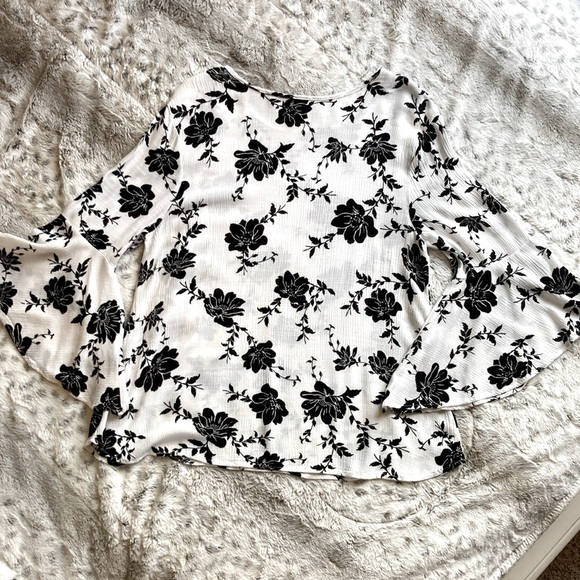 Lime n Chili bell sleeve top. Size Medium. - Picture 6 of 10